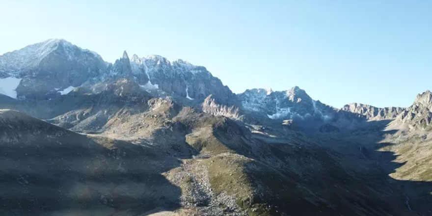 Kaçkar Dağı'nın zirvesine mevsimin ilk karı yağdırıldı