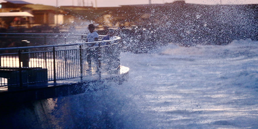 Düzce'de kuvvetli rüzgarda 4 metrelik dalgalar oluştu