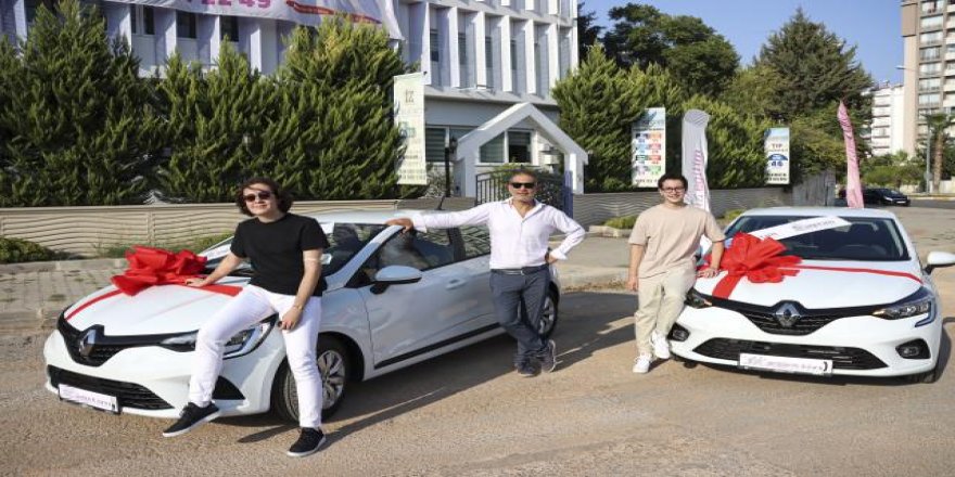 YKS'de ilk 5'e giren öğrencilere otomobil sürprizi