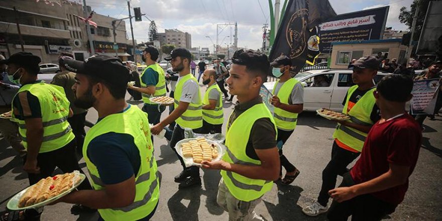 Gazzeliler, Filistinli tutukluların İsrail hapishanesinden kaçışını tatlıyla kutladı