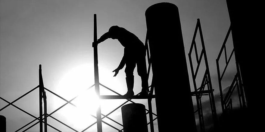 Okul müdürü öğrencilerine ayakkabı alabilmek için amelelik yapıyor