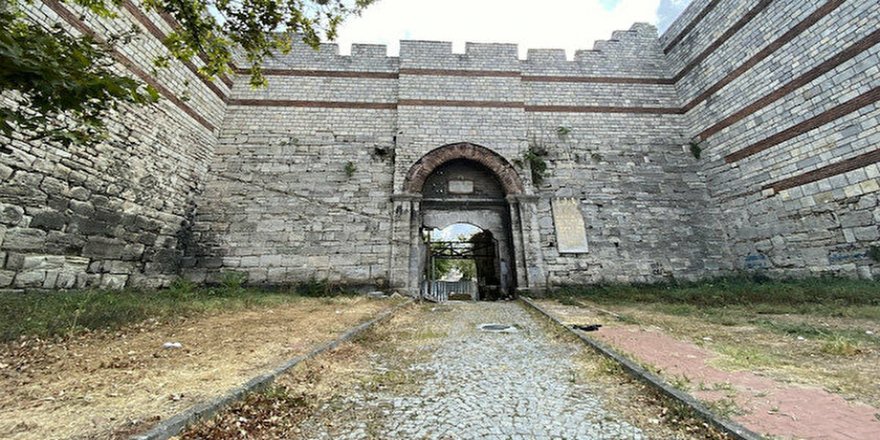 Fatih'in ordusunun İstanbul'a girdiği kapı madde bağımlıları ve evsizlere mesken oldu