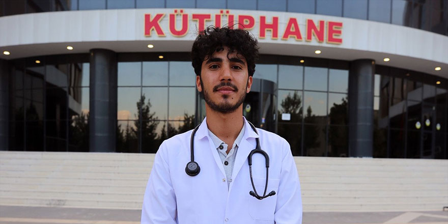 İnşaatında çalıştığı kütüphaneye doktor adayı olarak geliyor