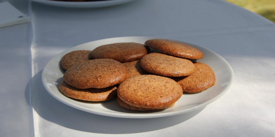 Kayısı çekirdeği ve duttan glütensiz bisküvi