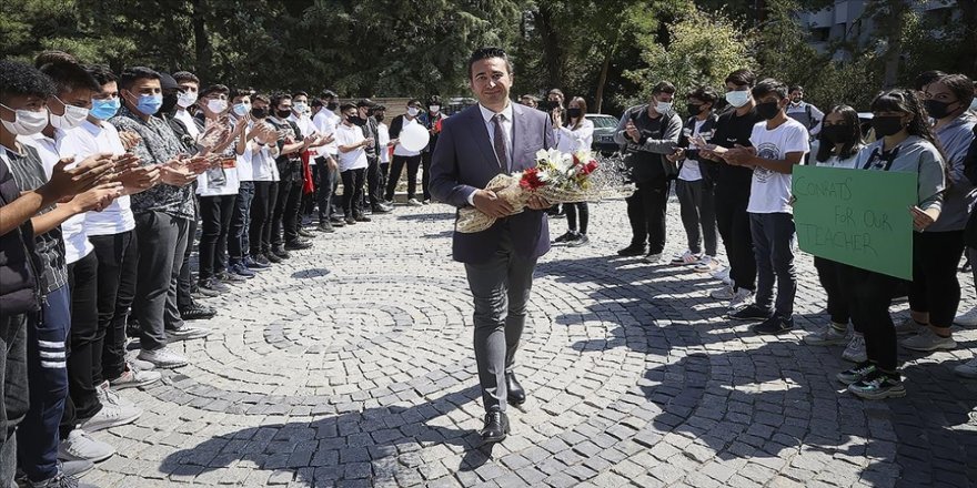 'Dünyanın en iyi'leri arasına giren öğretmene okulunda sürpriz kutlama