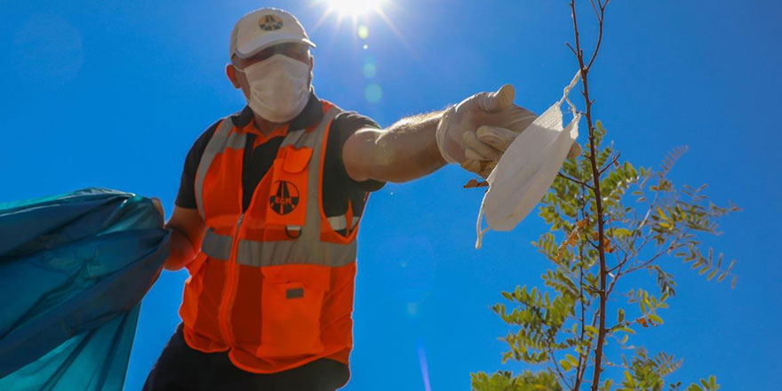 Turuncu adamlar karayollarında kullanılmış maske topluyor!