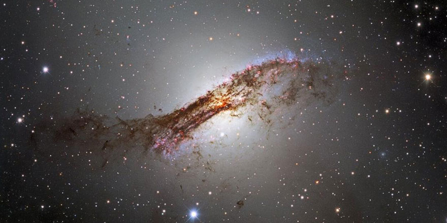 Gökbilimciler Dünya'ya yakın, dev galaksinin çarpıcı görüntüsünü yakaladı