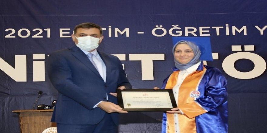 52 yaşındaki 3 çocuk annesi üniversiteyi birincilikle bitirdi