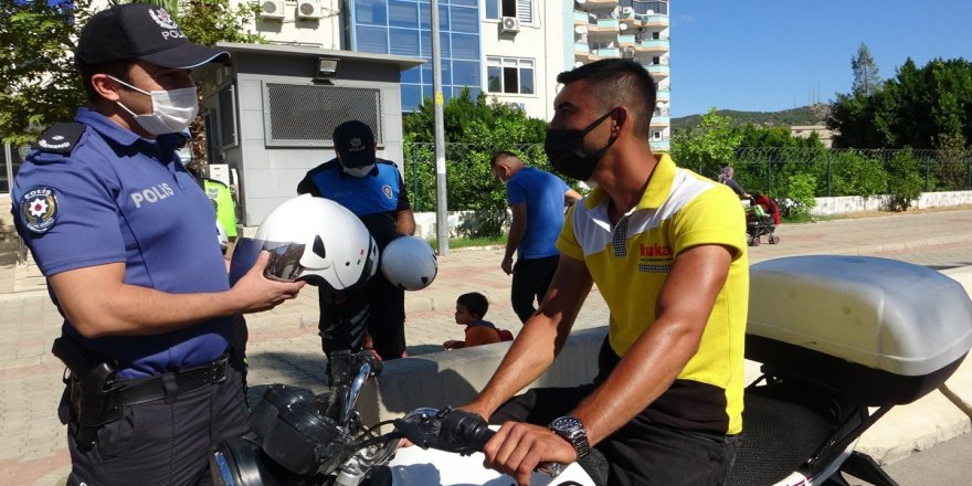 Motosiklet sürücülerine ceza yerine kask dağıtıldı
