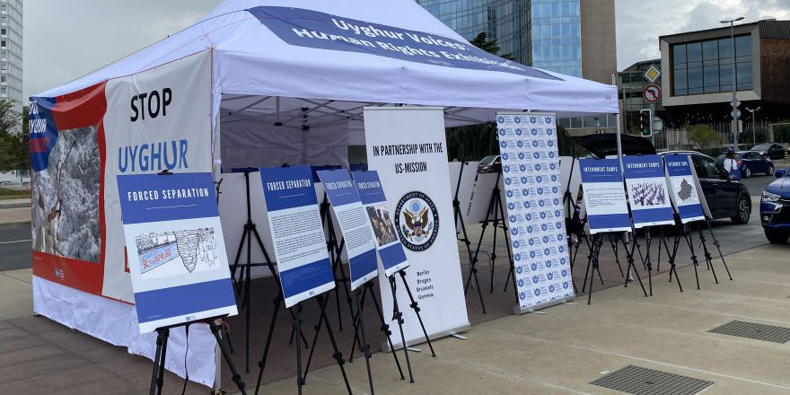 Uygur Türkleri BM önünde fotoğraf sergisi açtı