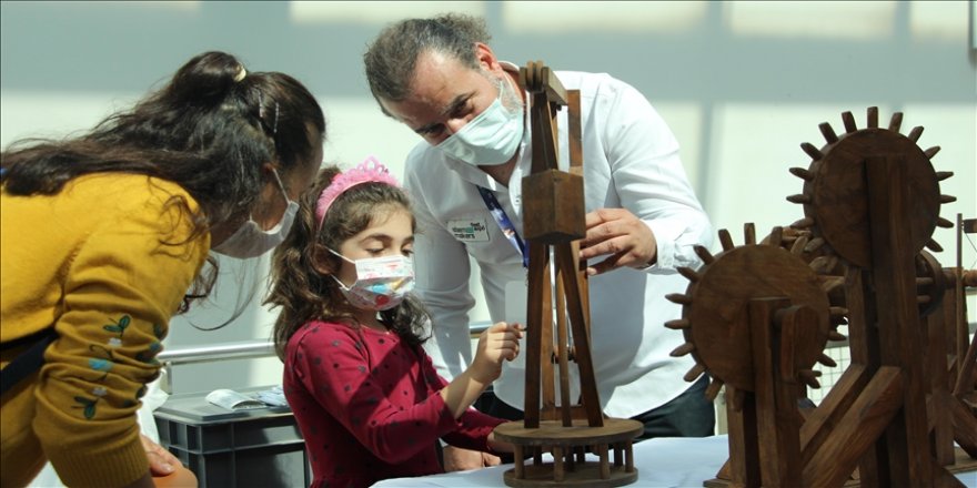 Bolu'da bilim festivaline katılan çocuklar eğlenerek öğrendi