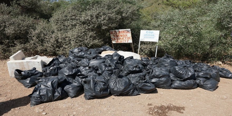 Bodrum'da sosyetenin denize girdiği alanda 2 saatte 85 çuval çöp toplandı