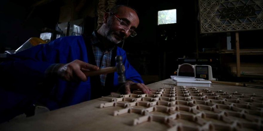 Çivi ve yapıştırıcı kullanılmadan yapılan Japonların kumiko sanatının ustası Hikmet öğretmen