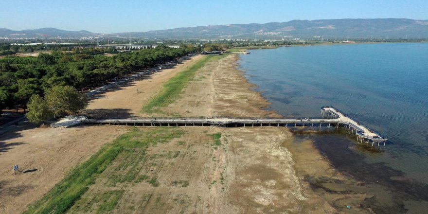 İznik Gölü'nün bazı bölümlerinde su kıyıdan 30 metre çekildi