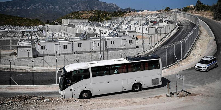 Yunanistan, mültecileri cezaevine benzetilen 'kapalı' kampa yerleştirilmeye başladı 