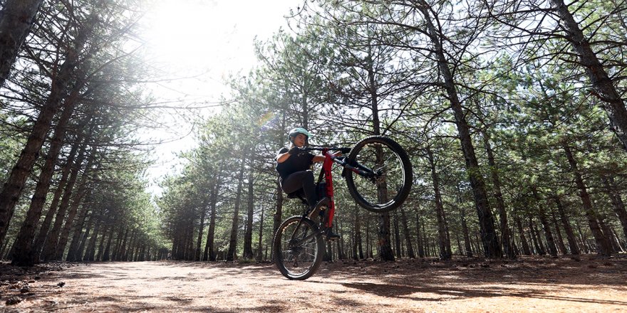 Sokakta bisiklet sürmeyi öğrenen çocuklar artık eğitim alarak pedal çeviriyor