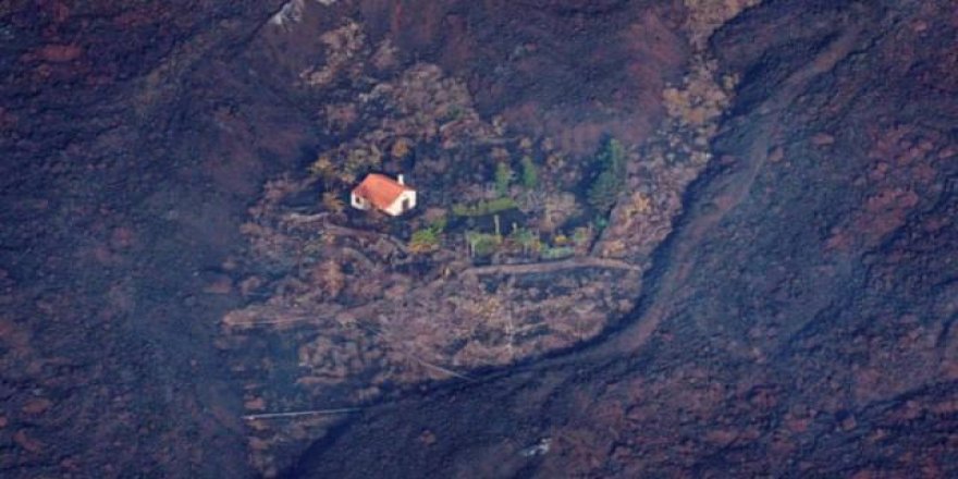 Lav akışının ortasında tek başına ayakta kalan ev