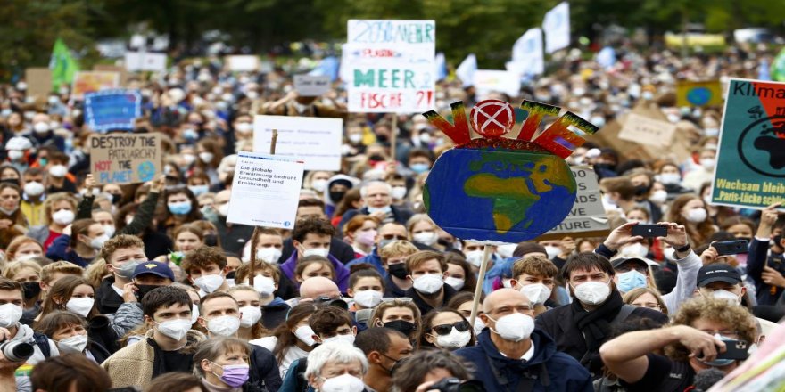 Avrupa'da çevreciler iklim değişikliğine dikkati çekmek için sokağa indi