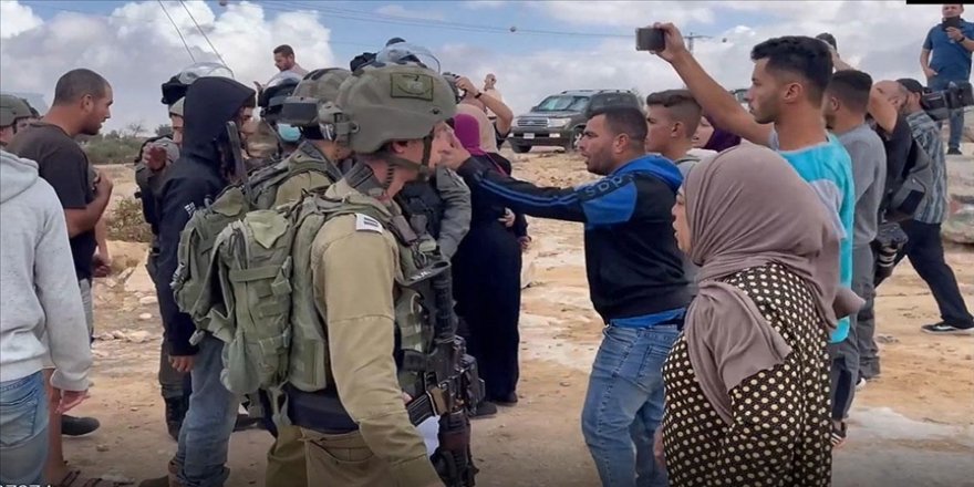 İşgalci Yahudi yerleşimciler Batı Şeria'da Filistinlilerin evlerine saldırdı