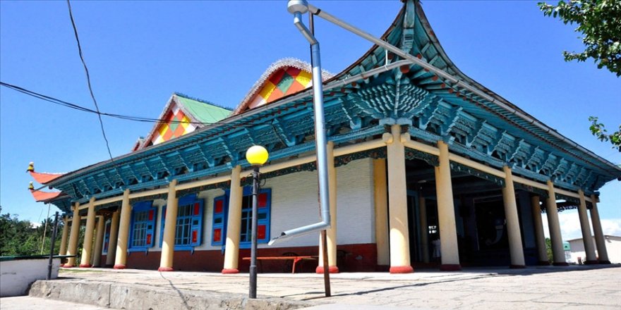 Kırgızistan'ın 'çivisiz' tek camisi ihtişamıyla görenleri hayran bırakıyor