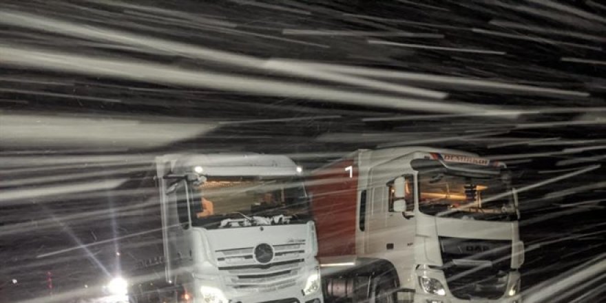 Kar ve tipi nedeniyle yol kapandı, tırlar yolda mahsur kaldı