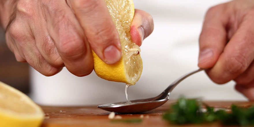 Kainat eczanesinden birkaç damla limonu bileğinize sıkın ve hafifçe ovun!