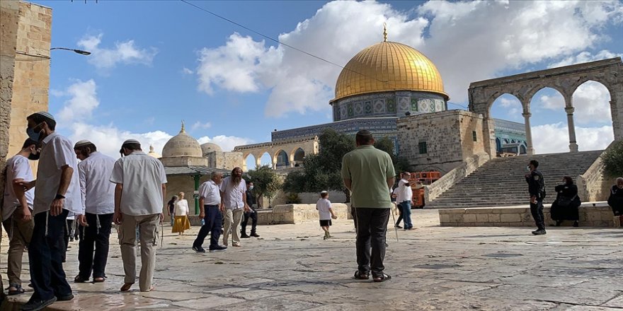 Onlarca fanatik Yahudi'den Mescid-i Aksa'ya baskın