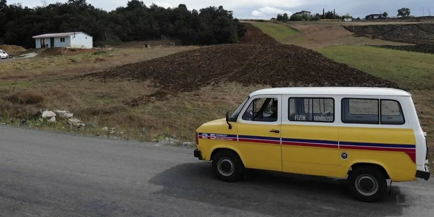 Kırmızı kitap okuyanlar için örnek uygulama: Fizik Minibüsü'yle hem ders verdi hem kitap dağıttı