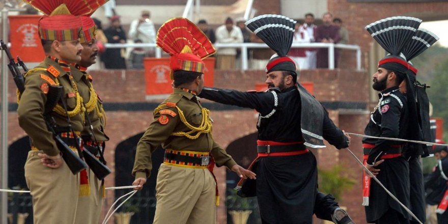 Pakistan ile Hindistan sınırındaki bayrak töreni 1959'dan bu yana sürüyor