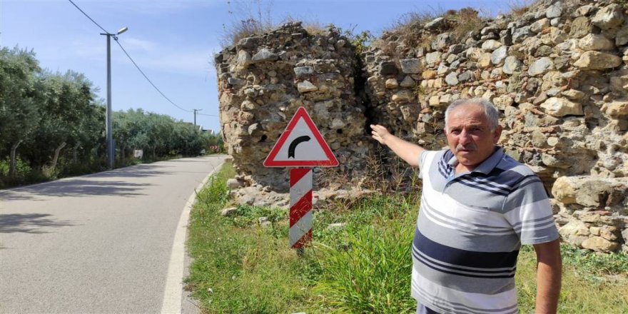 2 bin 500 yıllık surlar ortadan ayrıldı, yıkılma tehlikesiyle karşı karşıya