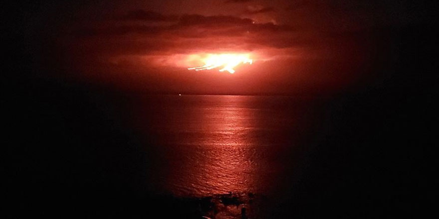 Kanarya Adaları'nda Cumbre Vieja yanardağından çıkan lavlar denize yaklaştı