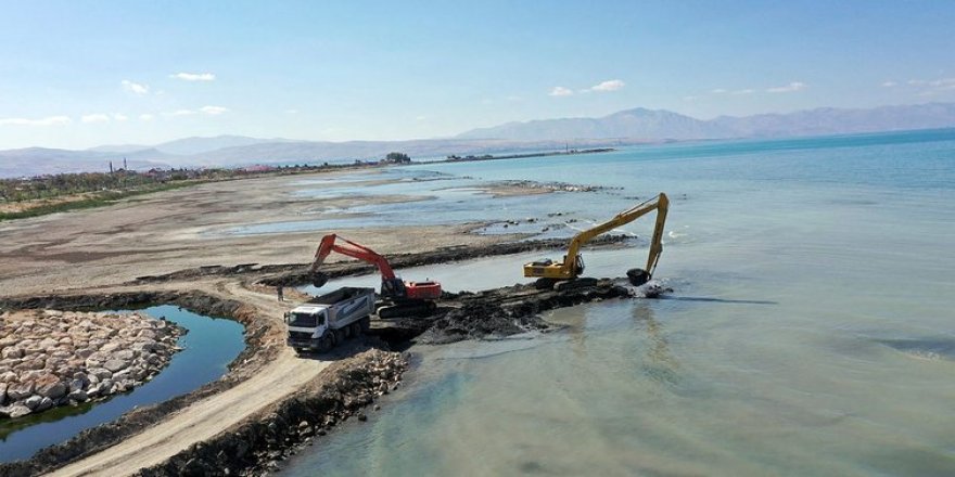 Van Gölü'nden 14 bin ton dip çamuru çıkarıldı
