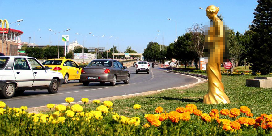 Antalya'nın her tarafına müstehcen heykel yerleştirdiler