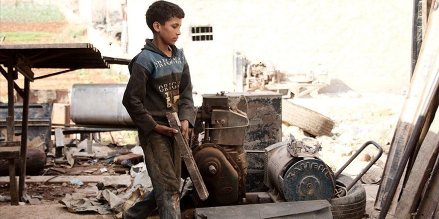 Suriyeli 12 yaşındaki Zekeriya kardeşine bakabilmek için demir atölyesinde çalışıyor