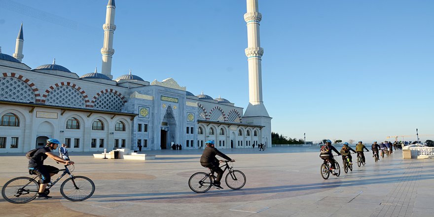 Üsküdarlı gençler müftü ve imamlarla 'iki teker iki dünya' sloganıyla pedal çeviriyor