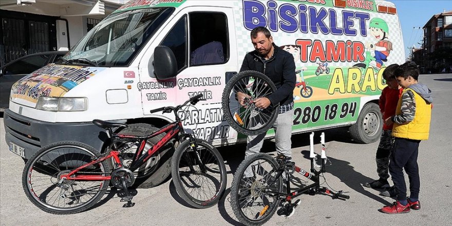 Gezici bisiklet tamircisi hizmeti çocukların ayağına götürüyor