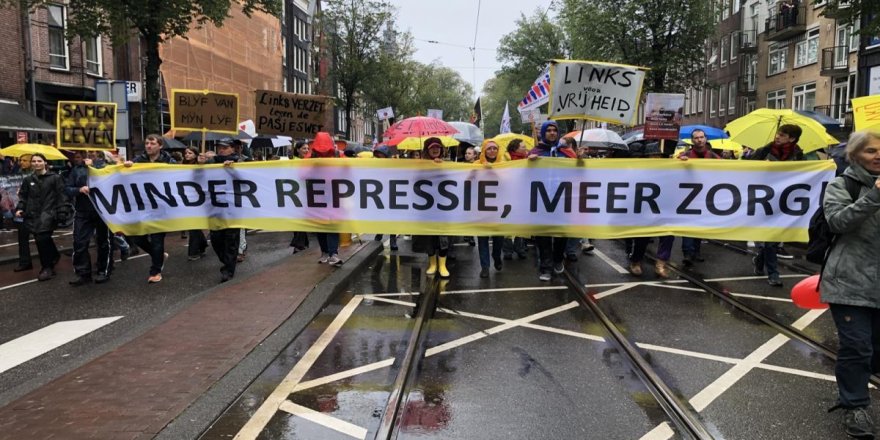 Hollanda'da halk 'Korona Kart' uygulaması yüzünden sokaklara döküldü