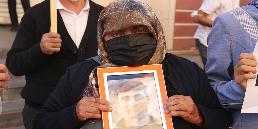 Diyarbakır annelerinin evlat nöbetine bir aile daha katıldı