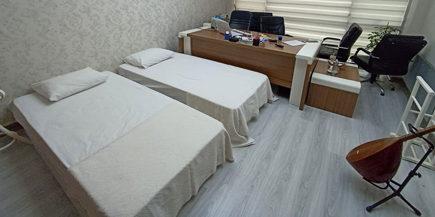 Makam odasını yatakhaneye çevirdi