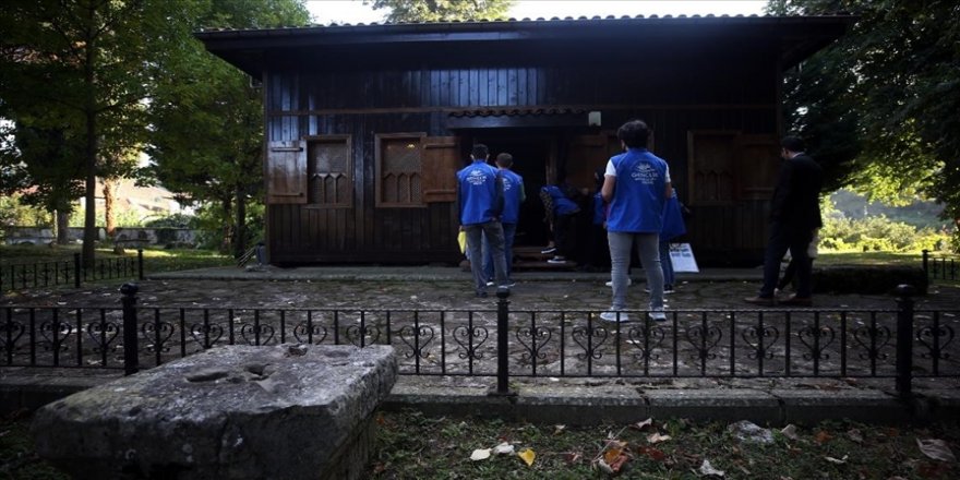 Düzce'de gönüllü gençler ecdat yadigarı asırlık camileri temizledi