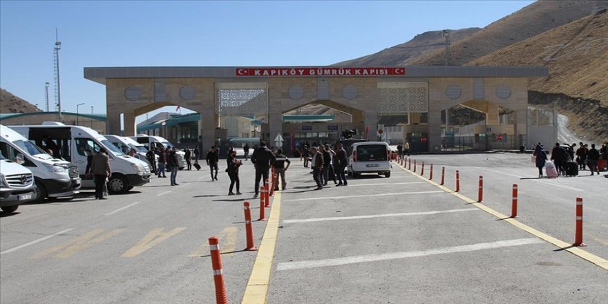 Tamamen açılan Van'daki Kapıköy Gümrük Kapısı'nda İranlı turist hareketliliği