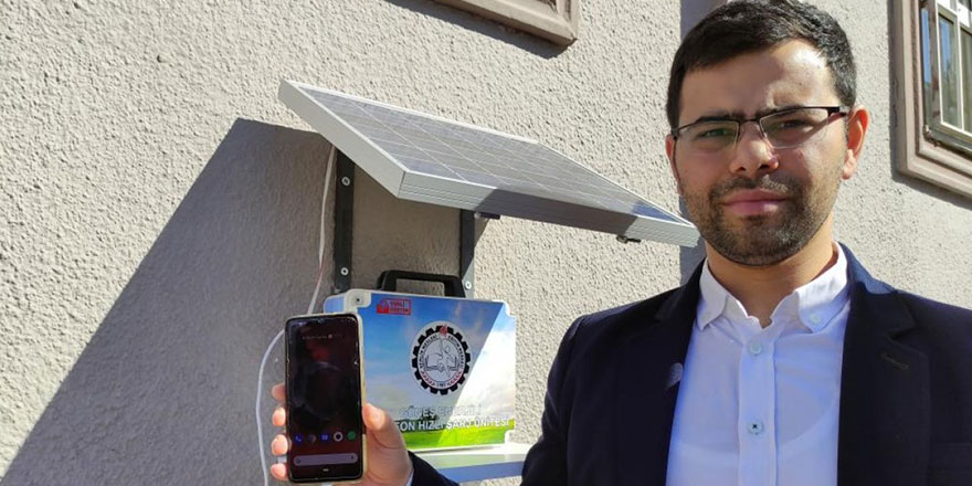 Bursa'da bir öğretmen, sokak ve caddelere yerleştirilen şarj cihazı üretti