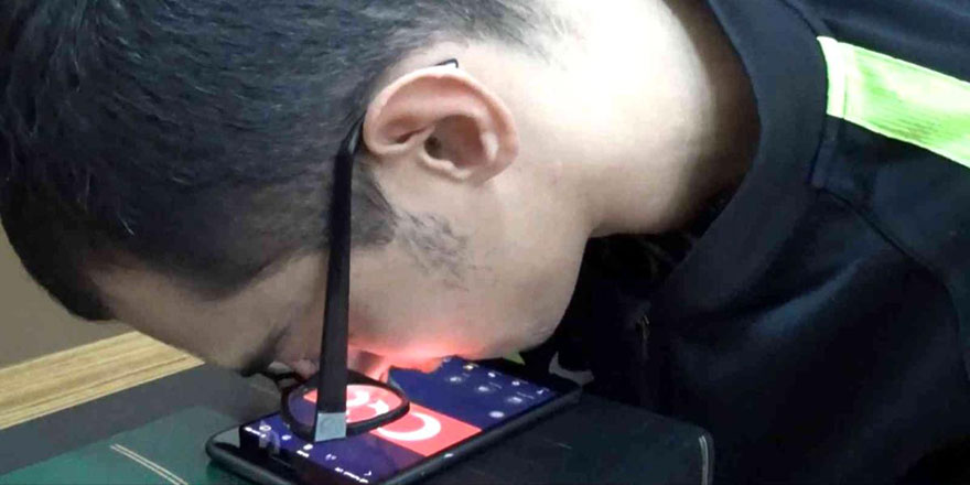 Ellerini kullanamıyor, her şeyi burnu ile yapıyor hem de iki üniversite okuyor