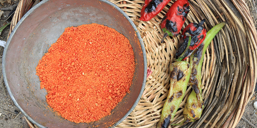 Kış aylarının şifa ve besin kaynağı tarhana binbir emekle sofralara geliyor