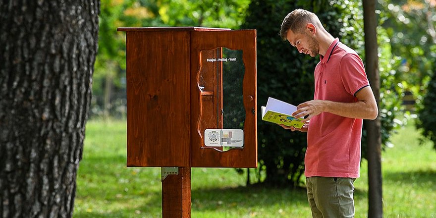 Parklara seyyar kütüphaneler kurdular