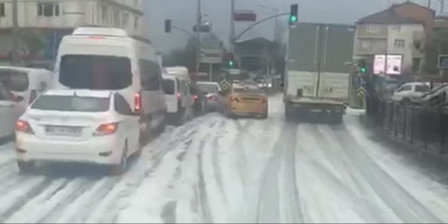 Tuzla'da yağmur sonrası caddeyi köpük kapladı