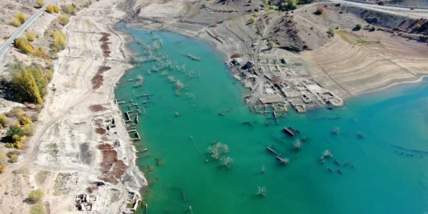 Sulara gömülen köy 12 yıl sonra ortaya çıktı