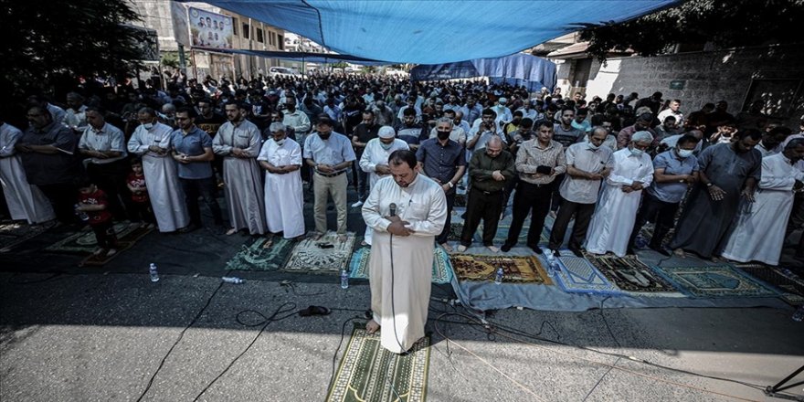 Filistinli tutuklulara destek için cuma namazını Uluslararası Kızılhaç Komitesi önünde kıldılar