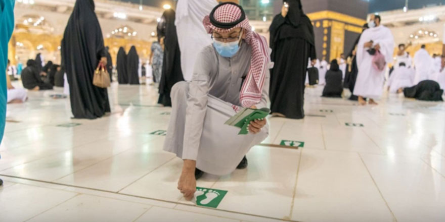 Kabe'de bariyerler kaldırıldı, sosyal mesafe etiketleri söküldü