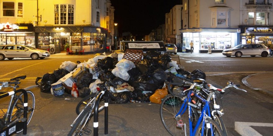 Temizlik işçileri greve gitti, İngiltere'de sokaklar çöple doldu
